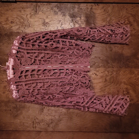 Unique Piece Feminine Boho Crochet Lace Bell Sleeve Top M - Picture 1 of 7